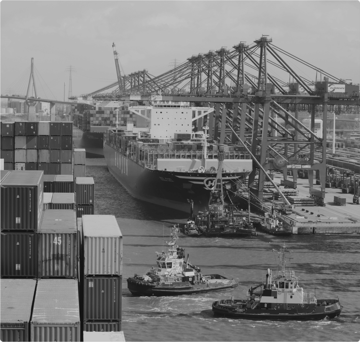 bateaux cargos au port