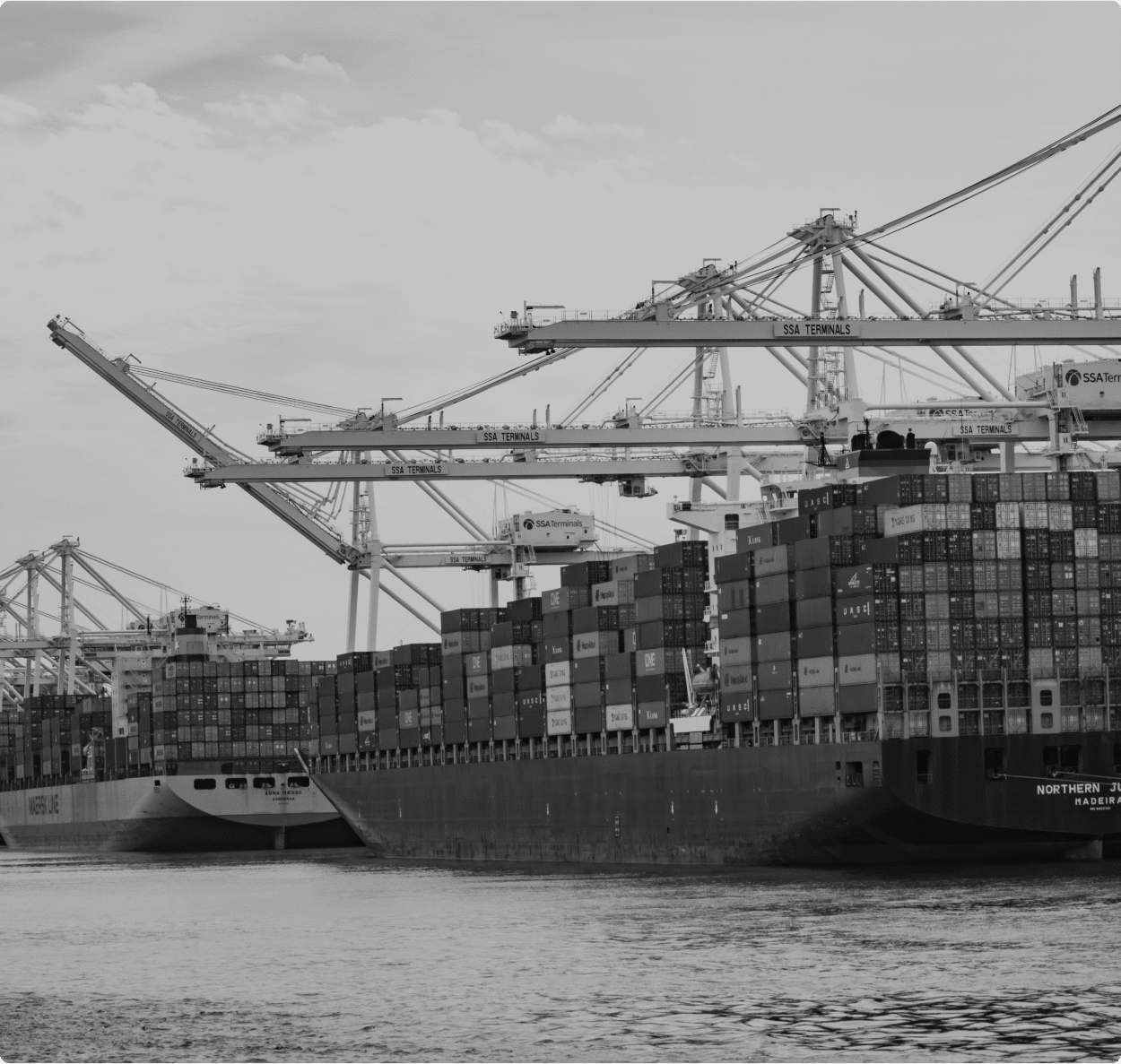 bateaux cargos avec conteneur